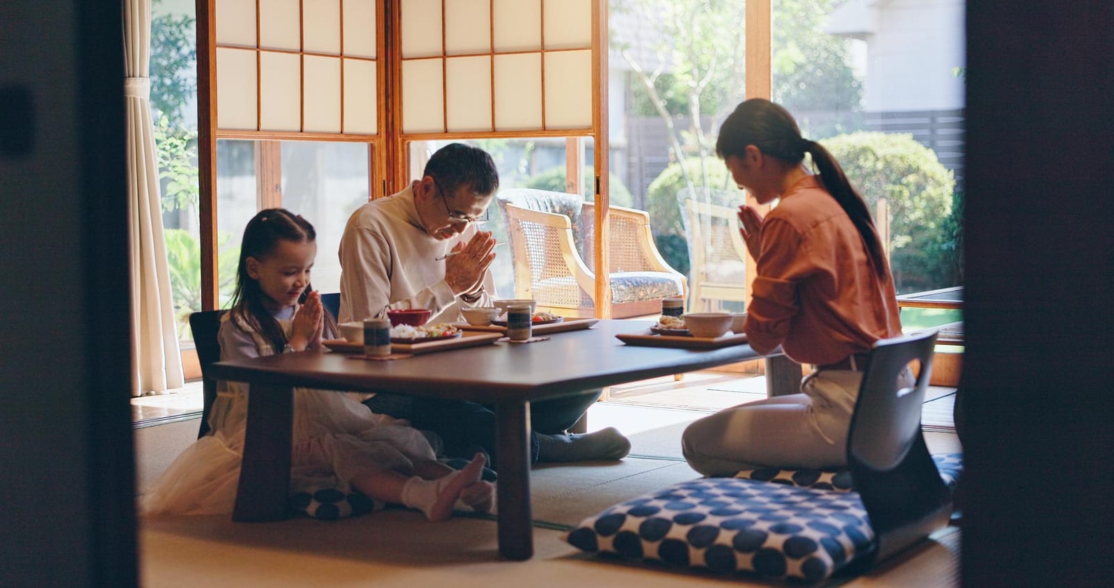 畳の部屋で食卓を囲む日本の家族