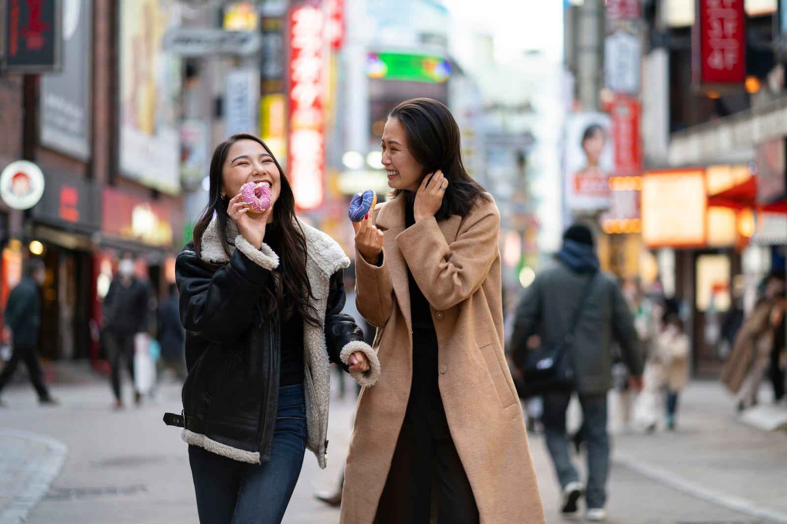 街角でドーナツを食べる女性たち
